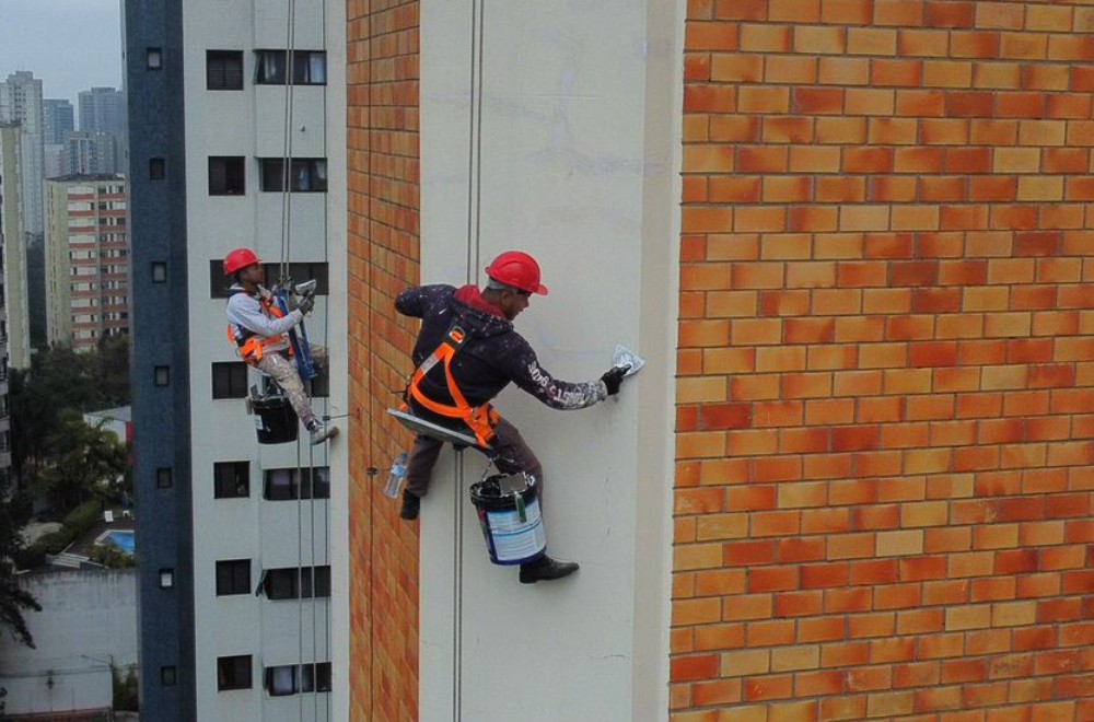 Equipe realizando manutenção em fachada de prédio